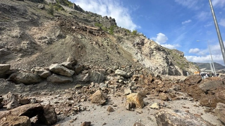 Artvin - Erzurum yolunda heyelan meydana geldi!