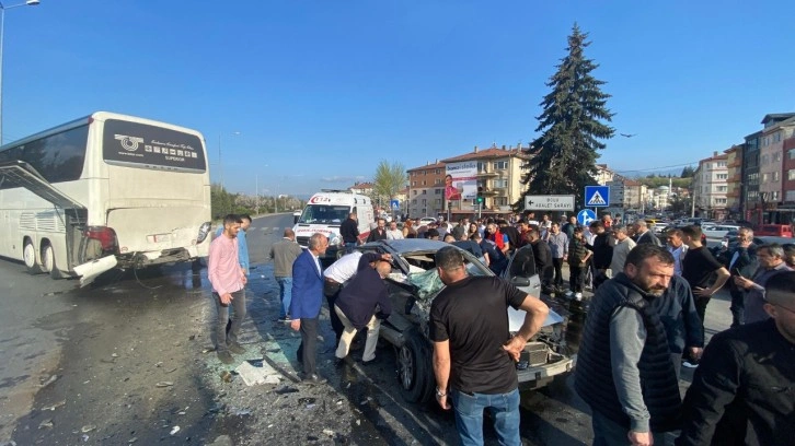 Bayramın ilk gününde yollar kan gölüne döndü. İki ildeki kazalarda 3 ölü 4 yaralı var