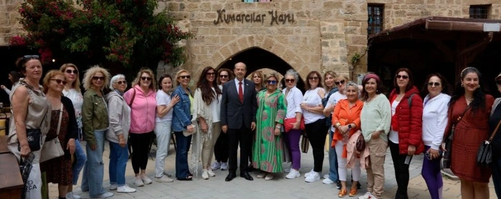 Besuch des Präsidenten Ersin Tatar in der Arasta-Gegend vor dem Ramazan Bayramı