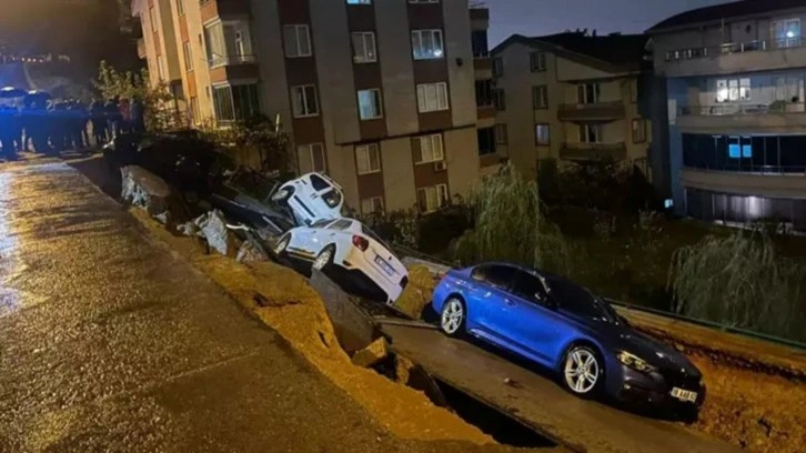 Bursa'da park halindeki 4 araç suya düştü