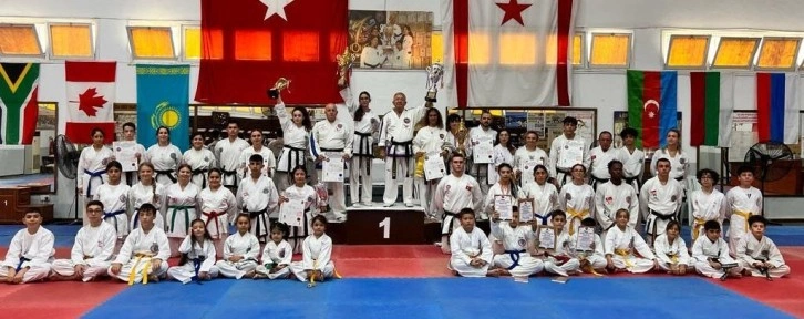 Erfolgreiche Absolventen der "Meisterprüfungen" der Taekwondo Judo Karate Federation erhalten Diplome