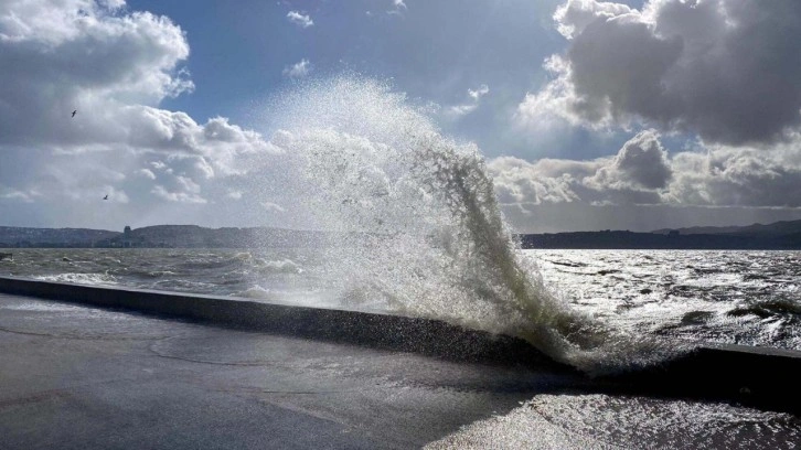 Fırtına deniz trafiğini de vurmuştu. Çanakkale Boğazı'nda feribot seferleri yeniden başladı