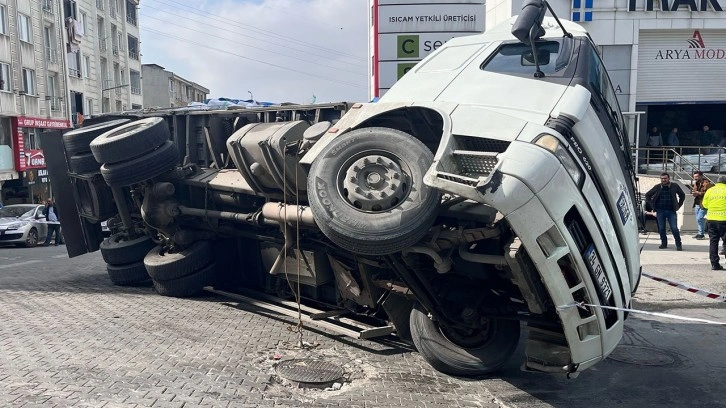 Görüntüler ortaya çıktı! Virajı alamayan TIR, park halindeki aracın üzerine böyle devrilmiş