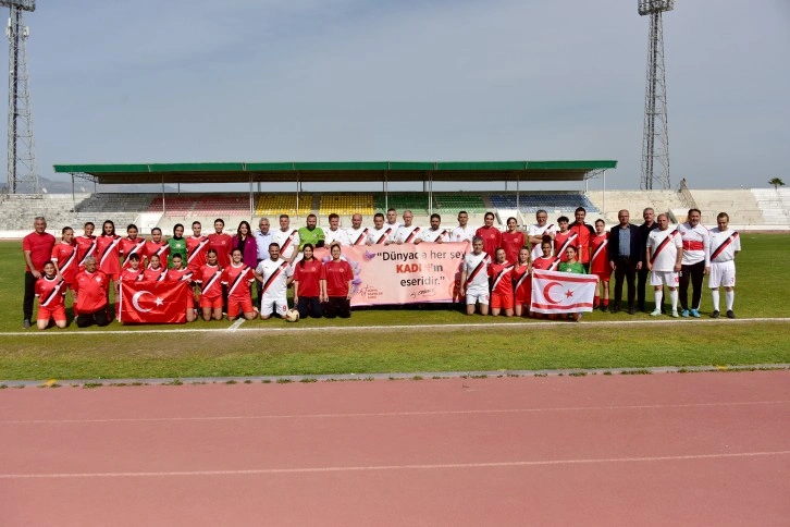 Historisches Freundschaftsspiel zwischen dem Cumhuriyet-Meisterschaftsteam und dem Frauen-Nationalteam des TRNC