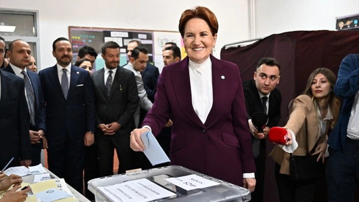 İYİ Parti Genel Başkanı Meral Akşener Ankara'da eşi Tuncer Akşener ile birlikte oyunu kullandı