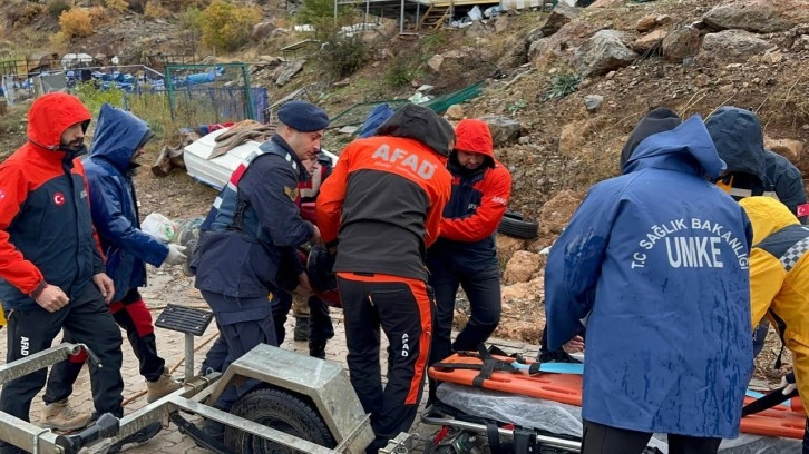 Kayalıklardan düşünce ayağı kırılan şahıs 19 saat sonra kurtarıldı