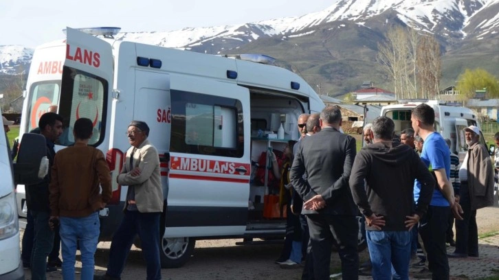 Muş'ta faciadan dönüldü. Öğrenci servisi ile hafif ticari araç çarpıştı. 10 kişi yaralandı