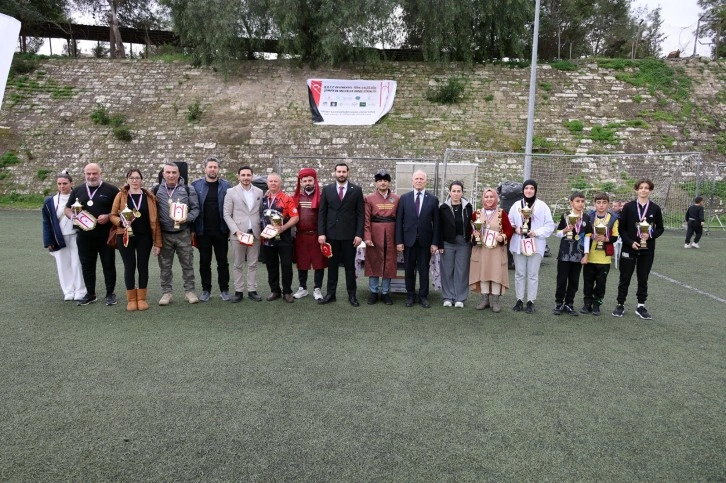 Präsident stellvertreter nimmt an traditionellem türkischen Bogenschießwettbewerb teil