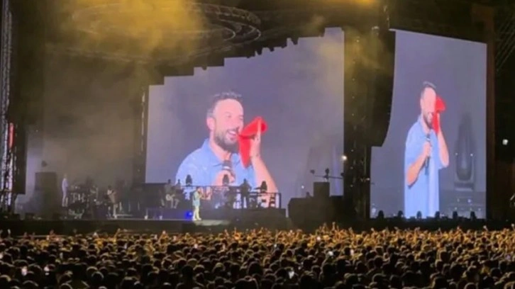 Tarkan, terli havlusunu seyirciye attı: Merak etmeyin, mis gibi