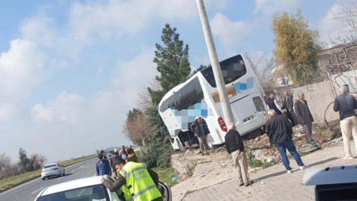 Yolcu otobüsü bir evin bahçesine girdi. Bahçede kimsenin olmaması olası faciayı önledi