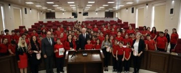 Besuch der Schüler der 9. September Grundschule im Parlament