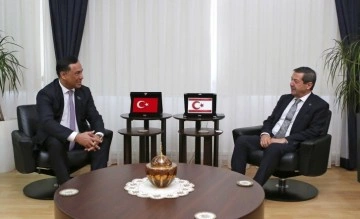 Besuch des aserbaidschanischen Parlamentsabgeordneten bei dem türkischen Außenminister