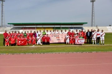 Historisches Freundschaftsspiel zwischen dem Cumhuriyet-Meisterschaftsteam und dem Frauen-Nationalteam des TRNC