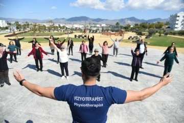 Ältere Personen machen Naturübungen im Kızılbaş Park in Zusammenarbeit mit der Kıbrıs Türk Fizyoterapistler Derneği