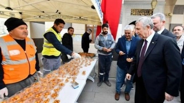 Mansur Yavaş, 10 Kasım'da binlerce kişiye lokma dağıttırdı