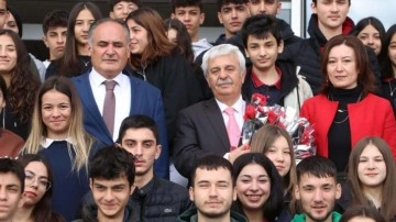 Mezun olduğu liseden 40 yıl sonra emekli oldu. Öğrencilerden öğretmenlerine sürpriz uğurlama