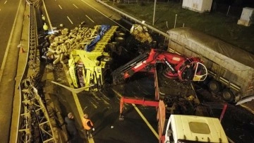 Otoyolda TIR, patates yüklü kamyona çarptı: 2 yaralı