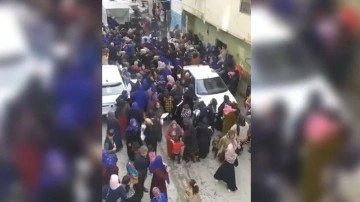 Şanlıurfa'da ücretsiz tişört izdihamı kamerada!