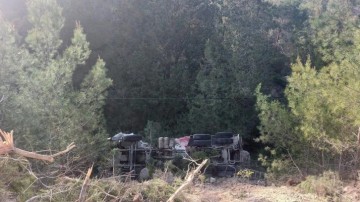 Schwerer Unfall auf der Geçitkale-Tatlısu-Autobahn: Fahrer stirbt nach Unfall mit Betonmischer-LKW