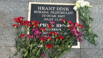 Sebat Apartmanı önüne Hrant Dink için karanfil bıraktılar