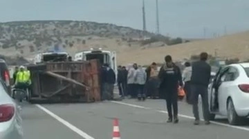 TIR, traktöre çarptı: 1 ölü, 1 yaralı