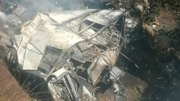 Yolcu otobüsü köprüden aşağı uçtu: 10'larca ölü var