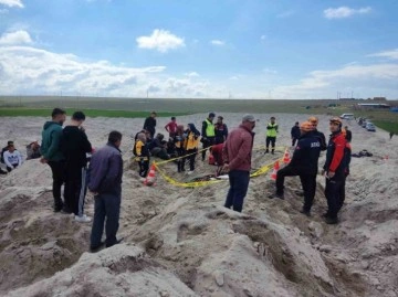 Zwei Tote und vier Verletzte bei Zusammenbruch einer Kartoffellagerhalle in Niğde